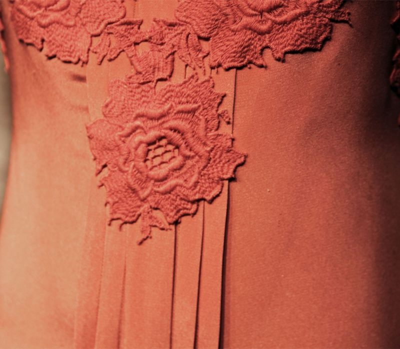 vestidolargo boda tarde coral con flores bordadas de guipour de laura caicoya