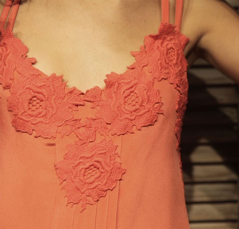 vestido largo coral con gran escote en la espalda de seda y guipour de laura caicoya