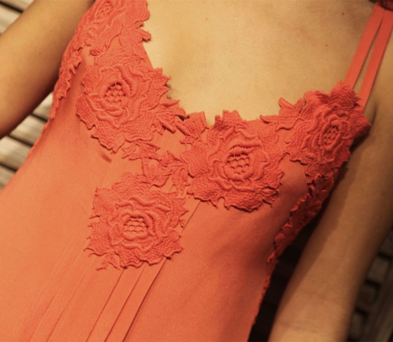 vestido largo coral con flores bordadas de laura caicoya boda fiesta