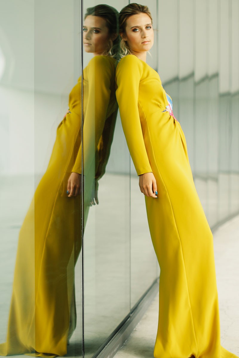 vestido de fiesta largo amarillo mostaza drapeado escote pico con pajaro bordado para invitadas bodas eventos de apparentia collection otono invierno