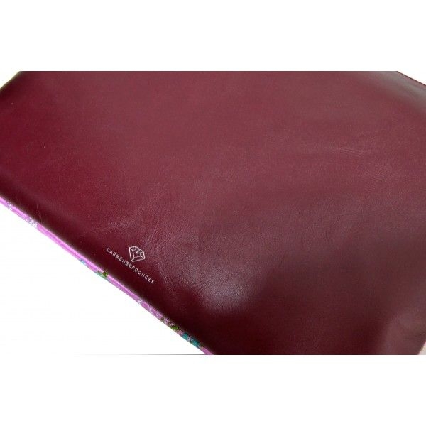 clutch rosa estampado flores bordadas parte trasera piel carmen berdonces