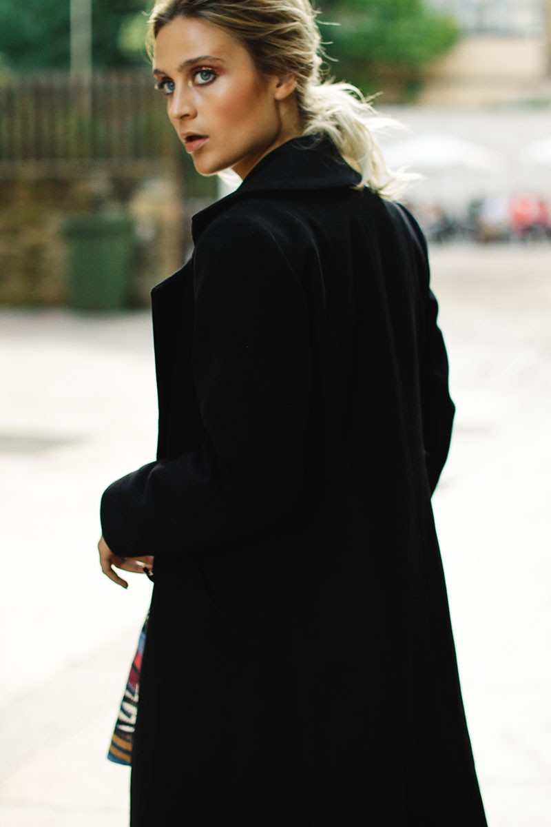 abrigo largo por la rodilla negro paño de lana con cuello desmontable de pelo color azul y gris de apparentia collection otono invierno 2016 shop online