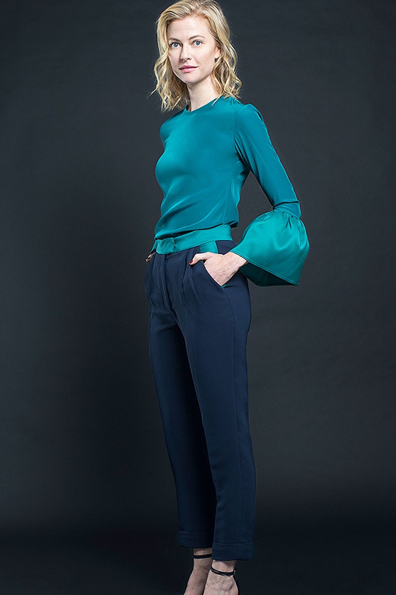 pantalon pitillo azul confeccionado en crep y tafeta bicolor con la cintura y bode del bolsillo en verde esmeralda perfecto para fiesta evento nochevieja boda comunion apparentia