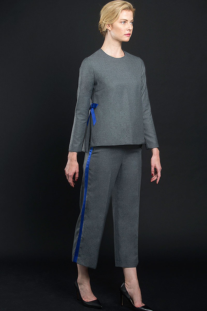 pantalon culotte de pernera ancha en color gris antrancita con sarga con cinta azul marino en el lateral ideal para combinar con blusa o top para fiesta evento nochevieja apparentia