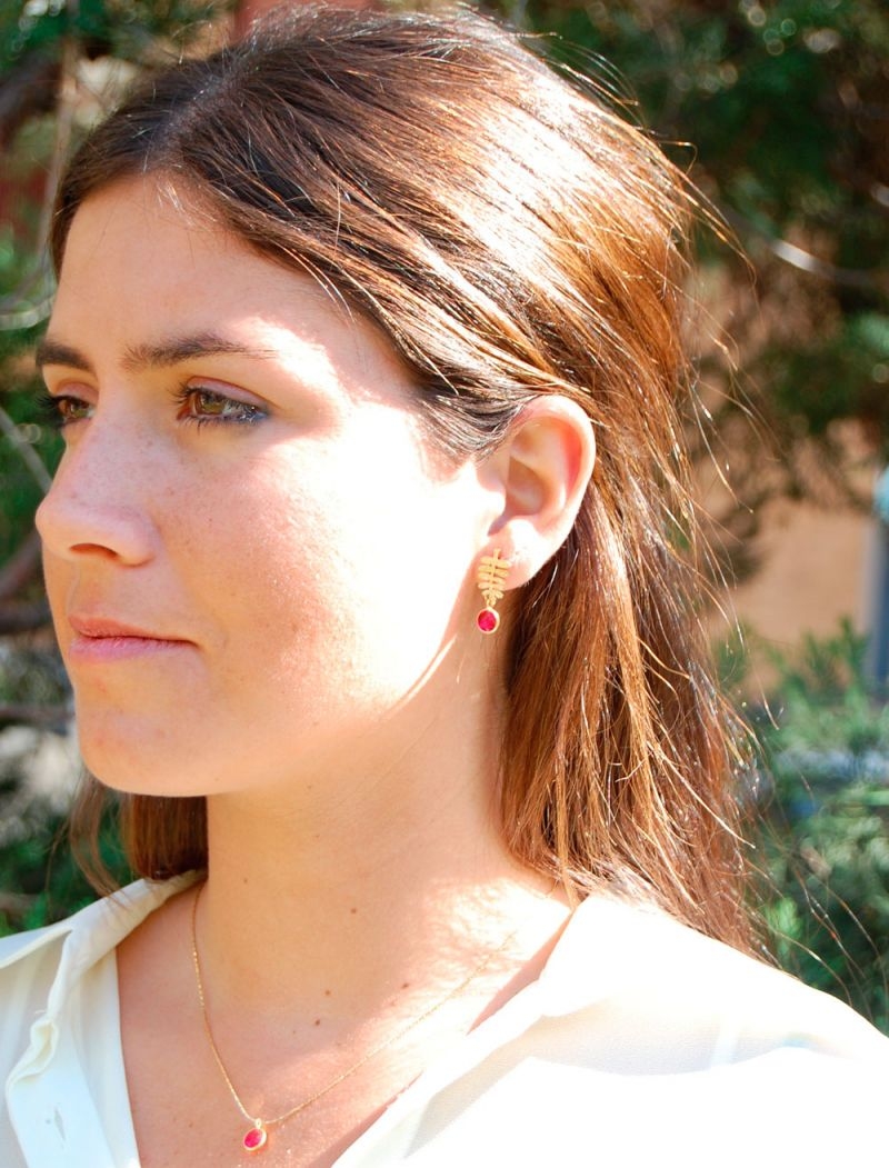 pendientes hoja plata bañado en oro con piedra natural roja de 2enespiral