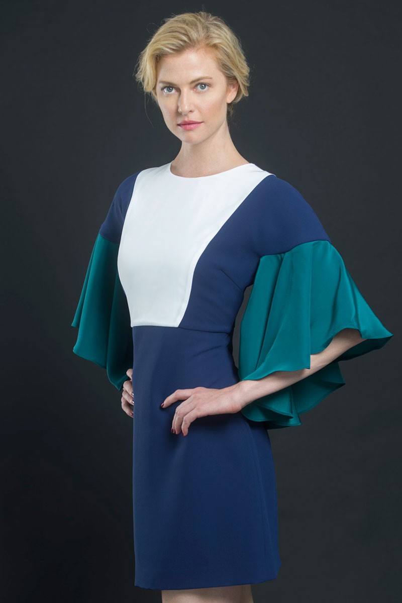 vestido corto de crep tricolor azul blanco y verde con favorecedoras mangas en forma de volante ideal para acudir a una fiesta invitada boda bautizo comunion apparentia