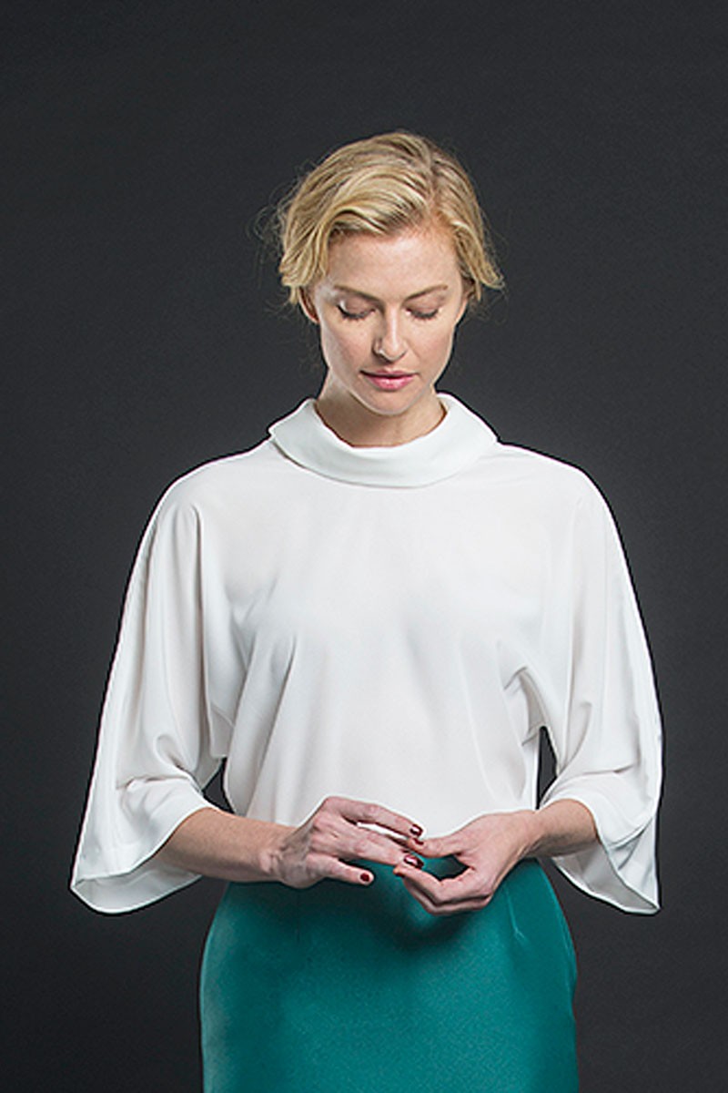 blusa en color blanco confeccionado en raso con lazo trasero en el cuello ideal para combinar y lograr un total look para fiesta boda coctel boda o evento apparentia