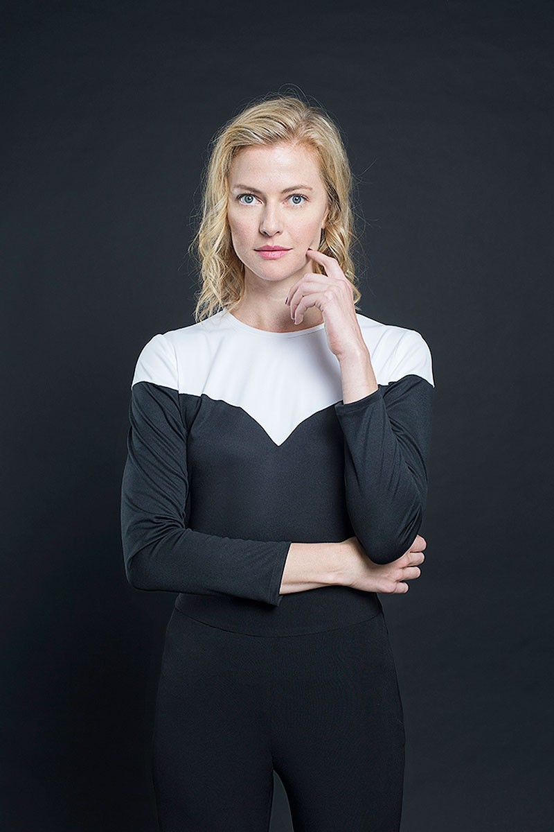 camiseta en punto de seda simulando escote corazon en colores blanco y negro para fiesta boda nochevieja evento apparentia