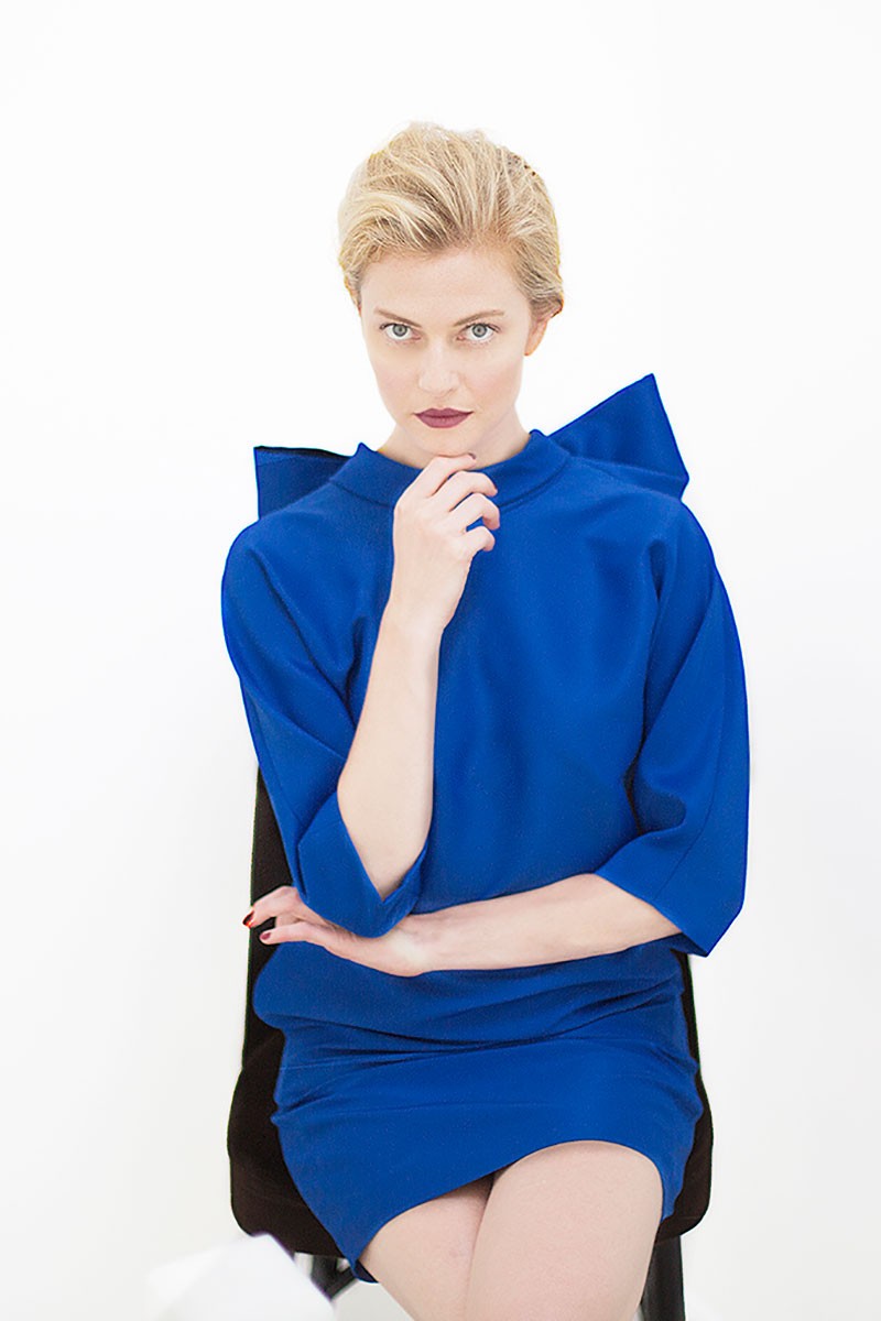 vestido de fiesta corto en color azul confeccionado en tafeta con manga japonesa y lazo trasero en el cuello ideal para fiesta evento nochevieja boda apparentia