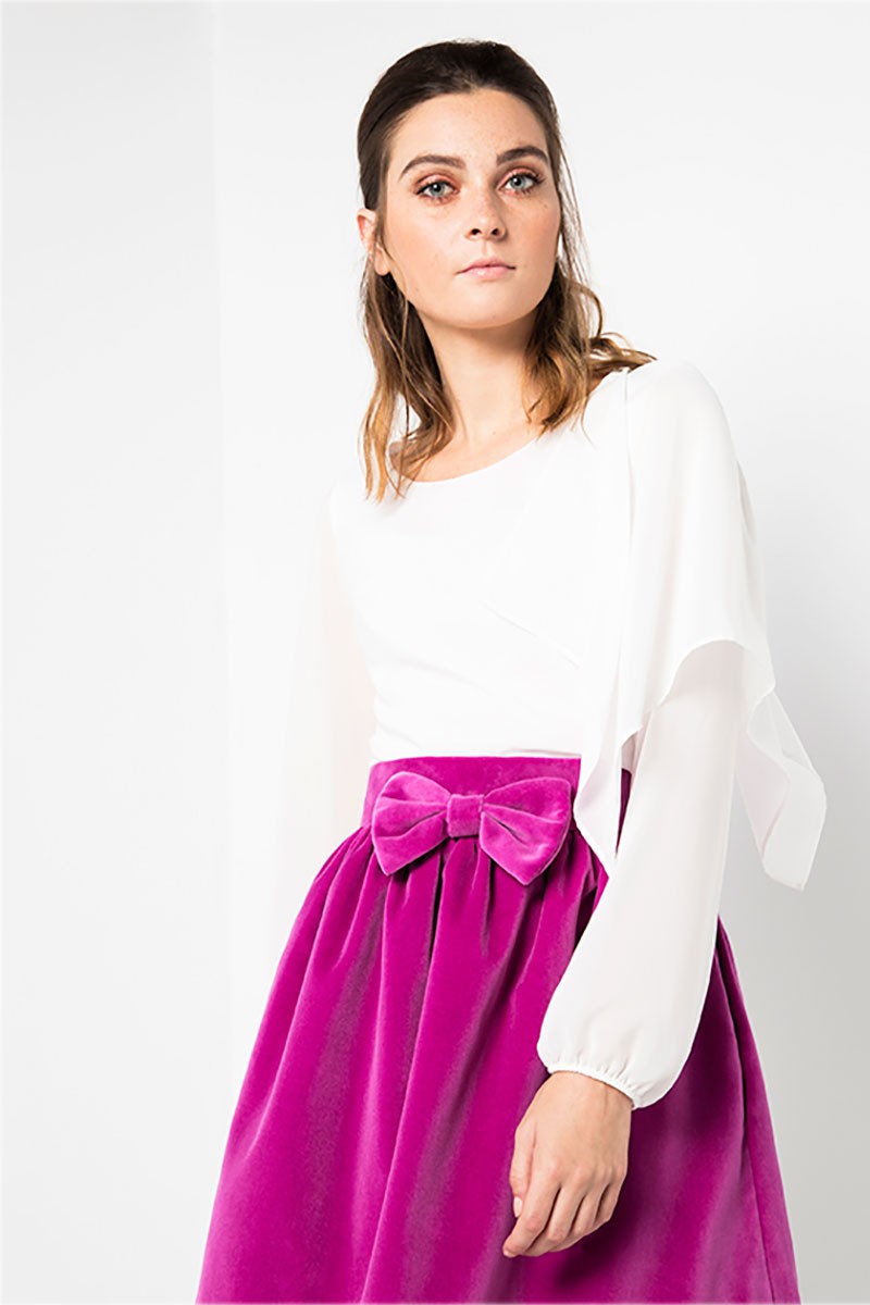 blusa en color blanco realizada en gasa schiffon con manga de larga con goma y pieza de vuelo en el hombro para fiesta evento boda nochevieja bautizo comunion apparentia