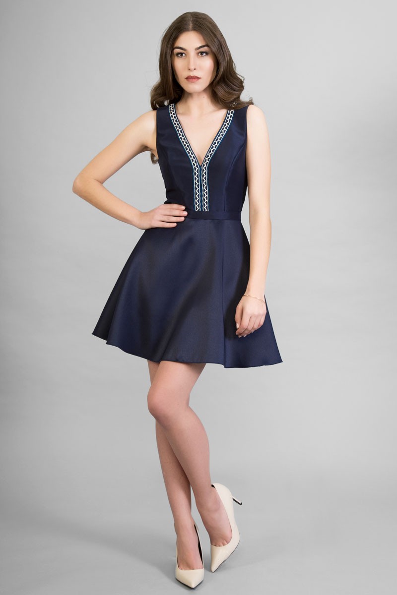 vestido corto en color azul marino o beige con un elegante escote en pico con bordado en blanco y azul y falda vuelo para fiesta boda bautizo comunion evento apparentia