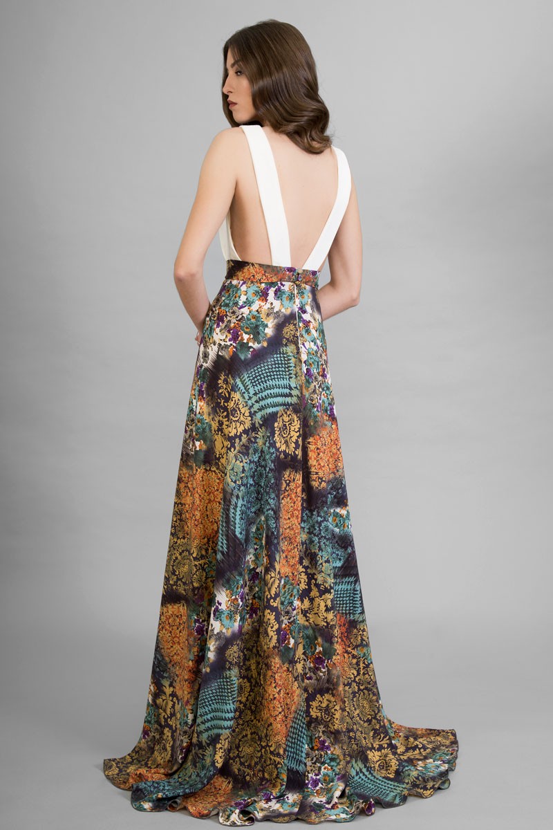 vestido largo estampado con top blanco de  escote cuadrado en la parte delantera colores verdes naranjas y lilas muy favorecedores y otoñales 