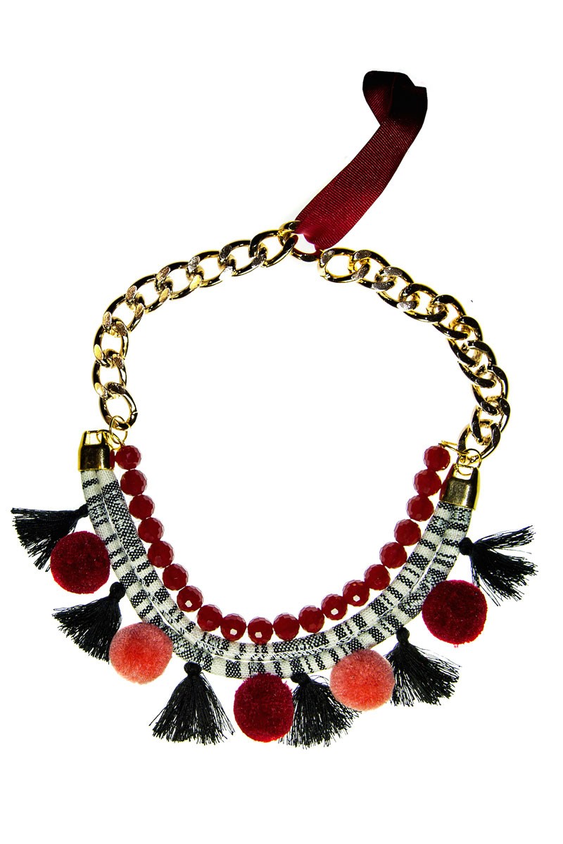collar pompones rojo cadena dorada flecos negros cordon etnico blanco y negro invitada fiesta boda evento apparentia