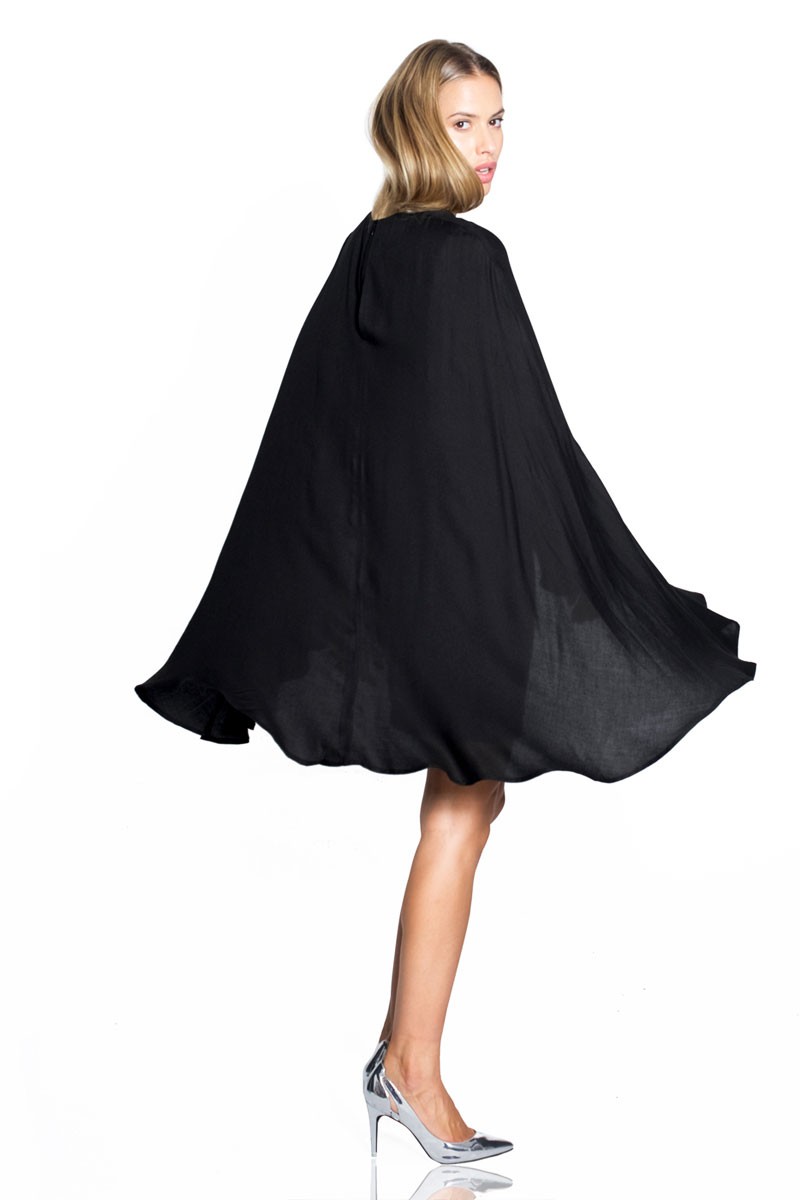vestido corto de coctel en color negro estilo capa para fiesta invitada de felipe albernaz apparentia  