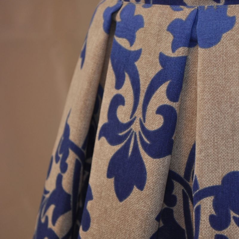 falda corta de vuelo brocada azul klein y beige de jose matteos