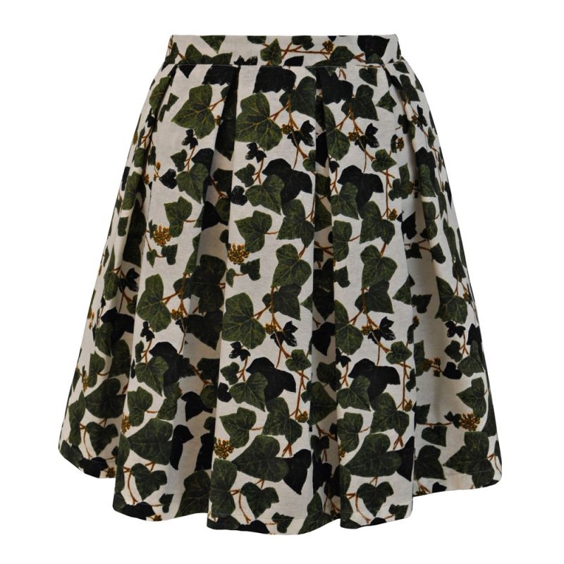 falda corta de vuelo con estampado de hojas verdes y fondo beige de jose matteos
