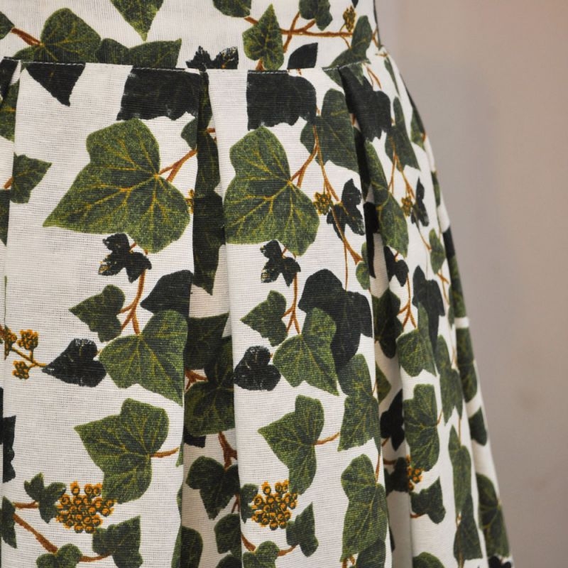 falda beige con vuelo y estampado de hojas verdes