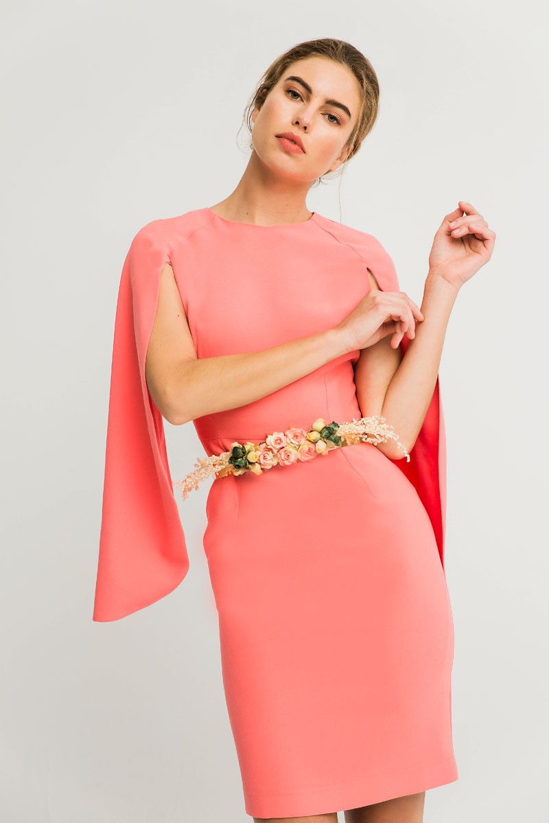 Shoponline vestido corto coral cenido con mangas efecto capa para madrina de boda o vestido para invitada de boda de dia primavera verano apparentia collection