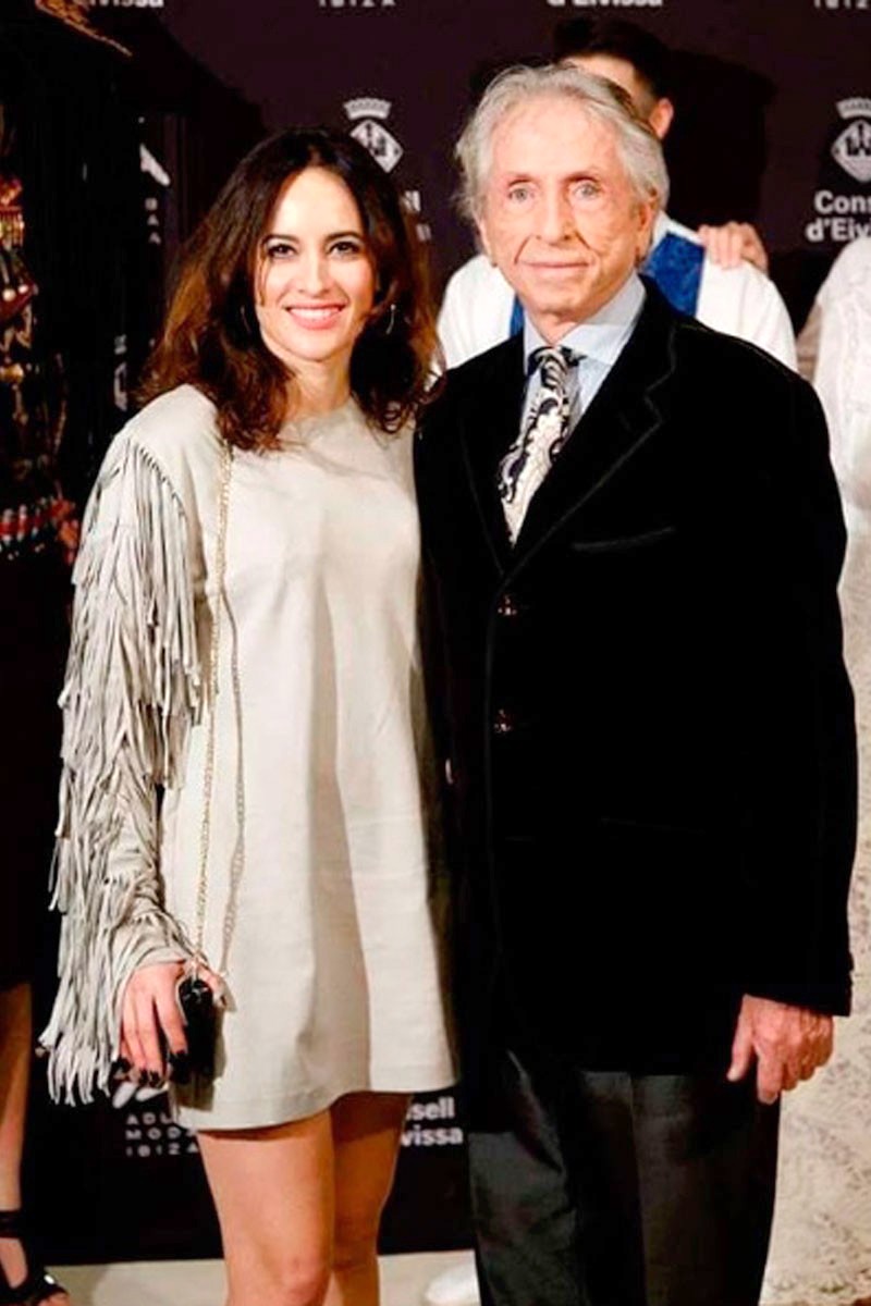 ana turpin con vestido antelina gris manga larga flecos para eventos fiestas convenciones boda bautizo comunion reunion oficina casual