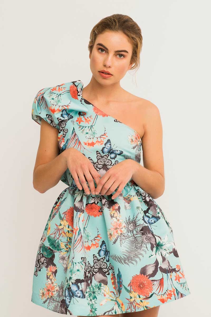 Vestido corto de fiesta con mariposa y flores escote asimetrico abullonado para invitada de boda bautizo comunion eventos