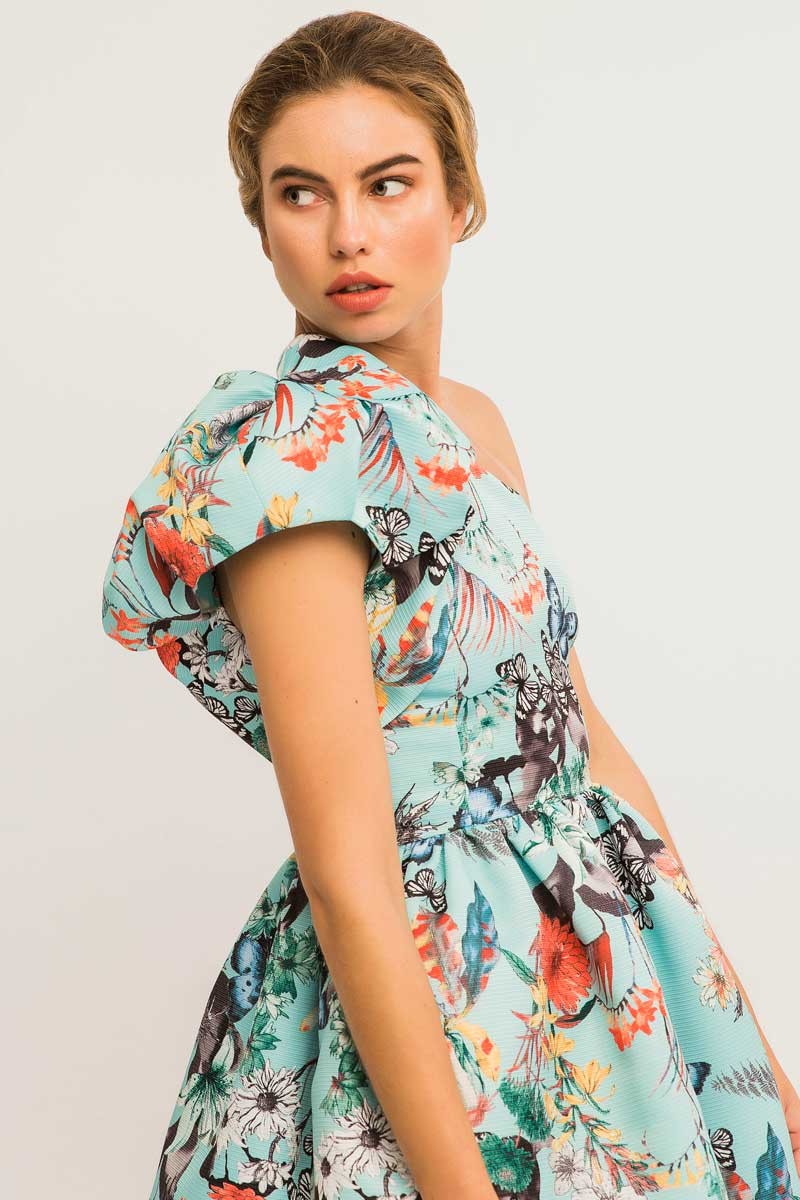 Vestido corto azul de fiesta estampados mariposas y flores escote abullonado asimetrico hombro descubierto para invitada de boda dama de honor comunion