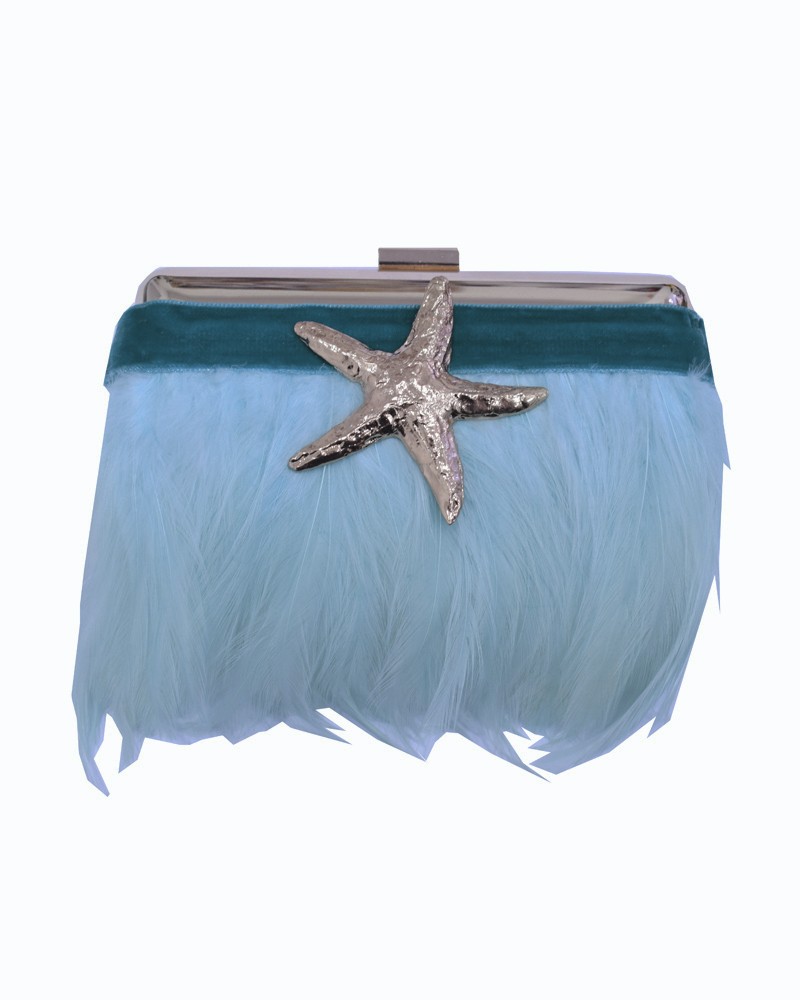 clutch de fiesta para invitada boda. Compra online bolso de fiesta dorado laton con terciopelo azul, plumas azules y adorno estrella de mar dorada
