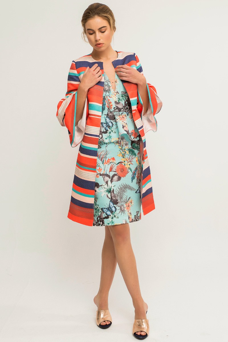 Vestido corto azul de fiesta con estampado de mariposas y flores combinado con abrigo de rayas de tejido otoman para invitada de boda bautizo o comunion