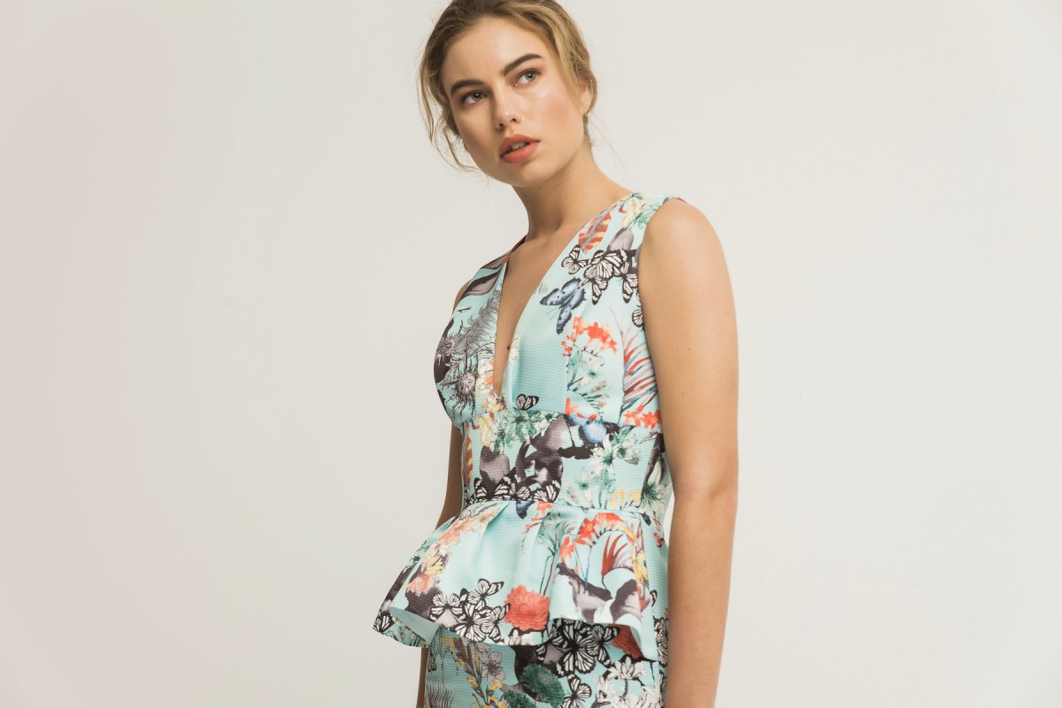 Vestido corto azul de fiesta estampados mariposas y flores peplum escote uve para invitadas de boda madrina comunion bautizo de apparentia collection