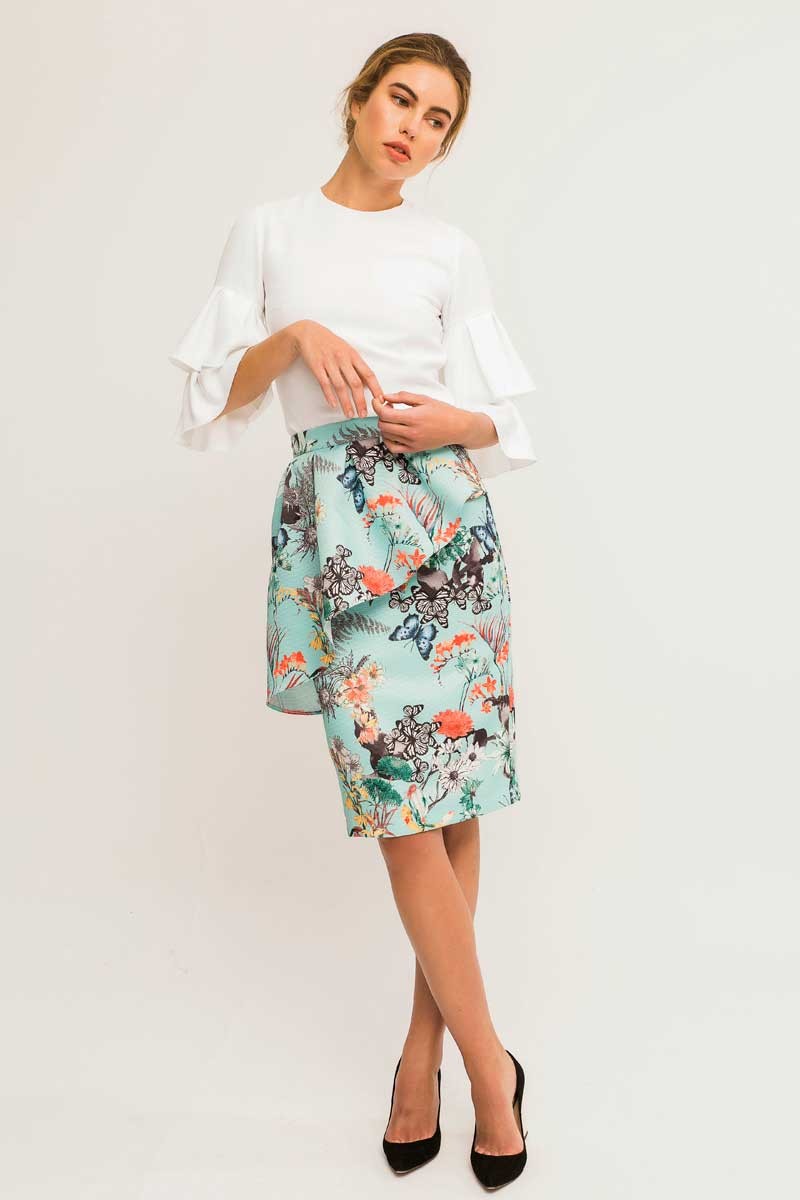 Comprar online faldas cortas para fiestas de mariposas y flores con fondo azul y peplum para invitadas de boda madrina cena de empresa
