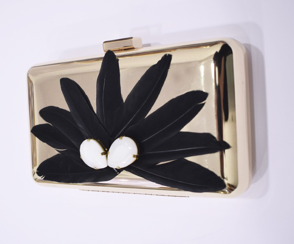 comprar online bolso de fiesta laton dorado con plumas de ganso negras y piedras blancas para invitada boda, bautizo. comunion, apparentia collection