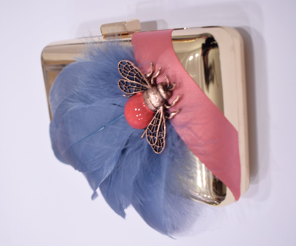 bolso de fiesta con adorno de insecto joya coral con plumas azul gris para invitada a boda, bautizo, comunion, de apparentia collection