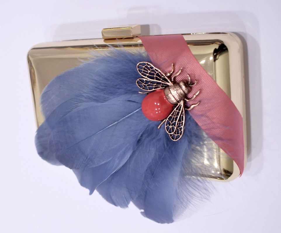clutch de fiesta con adorno de insecto joya coral con plumas azul gris para invitada a boda, bautizo, comunion, de apparentia collection