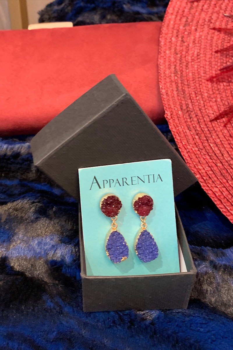 pendientes dorados con piedras preciosas burdeos y azul para invitadas boda fiesta coctel