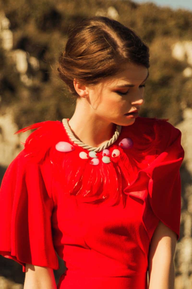 Collar de cordon con plumas rojas y piedras facetadas de colores para invitada de boda madrina o dama de honor de apparentia collection