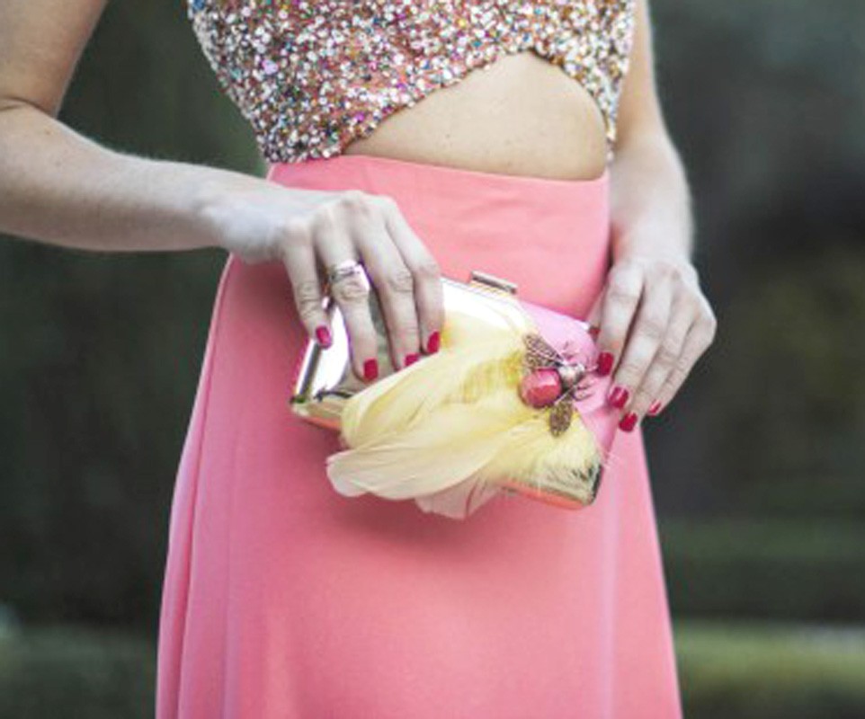 bolso de fiesta para invitada de boda bautizo comunion con plumas amarillas cinta coral insecto joya