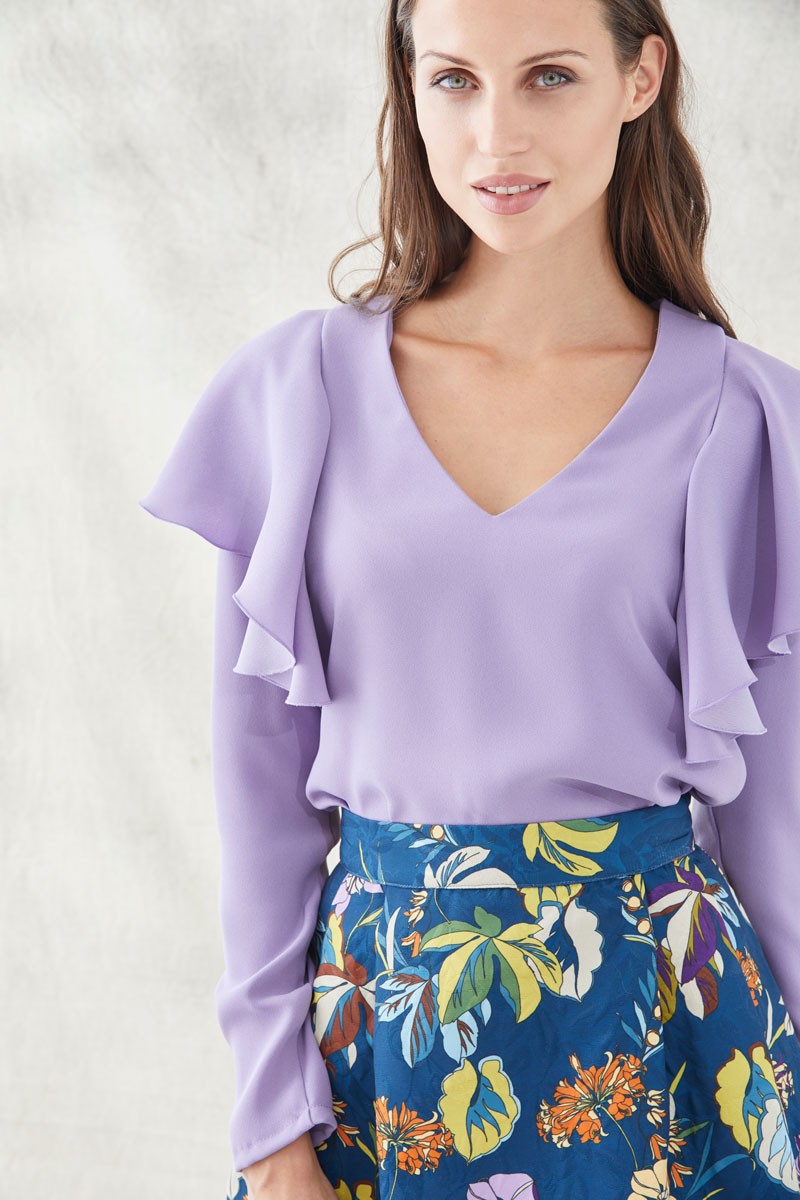blusas color lila con escote en pico y volantes sobre los hombros de manga larga para invitadas de boda eventos fiestas de apparentia
