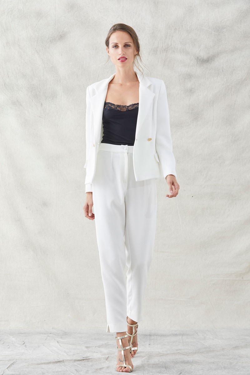 Sin personal asustado tenedor traje chaqueta pantalon crepe rizado blanco con bordados de