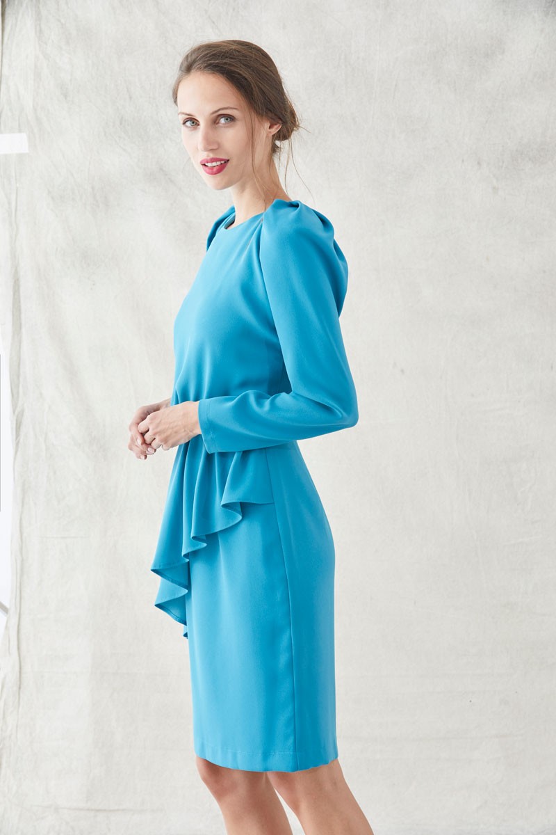 vestido corto con peplum asimetrico en color azul para eventos invitadas de boda comuniones bautizos apparentia