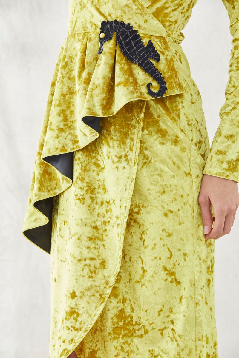vestidos dorados de manga larga corte midi con peplum para invitadas de bodas fiestas nochevieja apparentia