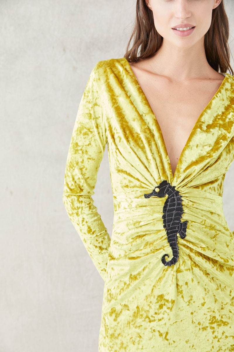 vestido de fiesta largo de terciopelo en color mostaza bordado ideal para evento nochevieja apparentia