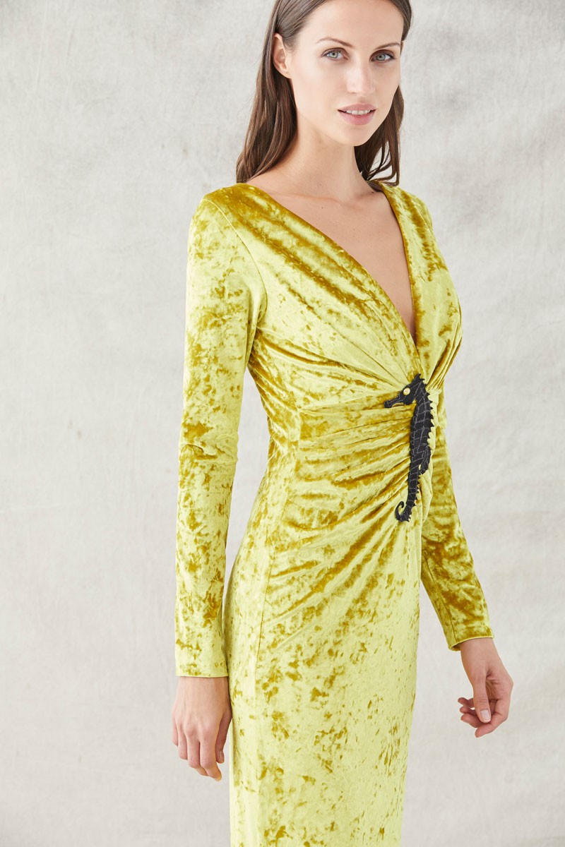 comprar online vestido para evento de noche fiesta de terciopelo en color mostaza con bordado