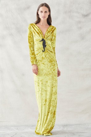 vestido largo de terciopelo drapeado en color mostaza con bordado para ocasiones especiales