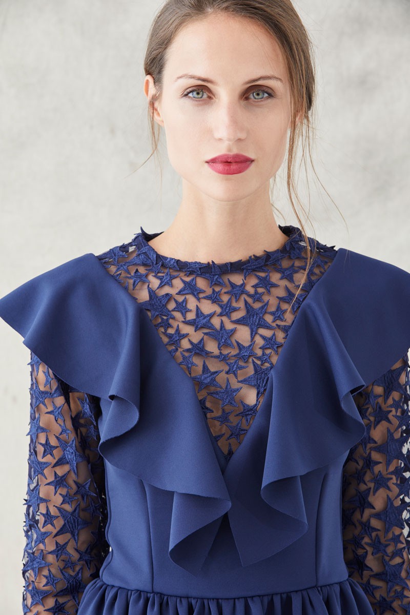 vestido neopreno azul marino con mangas y escote de tul con estrellas bordadas volantes y manga larga apparentia