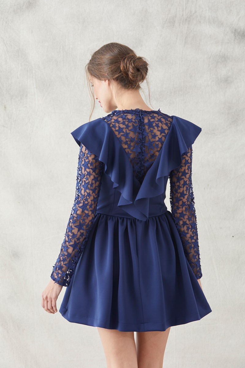 vestido de vuelo corto con escote en pico de tul y estrellas bordadas en neopreno azul marino para invitadas boda eventos apparentia