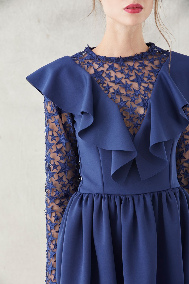 vestido corto de vuelo en neopreno de color azul marino con trasparencias de tul y estrellas bordadas para eventos fiestas invitadas de boda apparentia