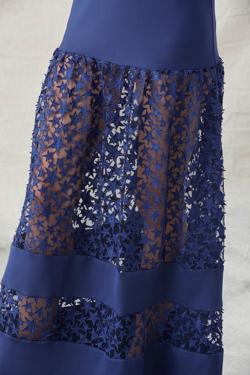 vestido largo en neopreno de color azul marino con trasparencias de tul y estrellas bordadas de efecto slim para eventos fiestas invitadas de boda apparentia