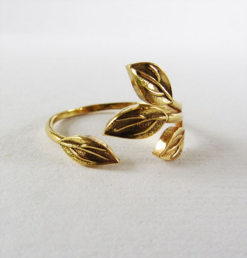 anillo hojas bañado oro nucca
