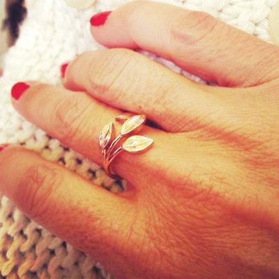 anillo hojas bañado oro nucca mano