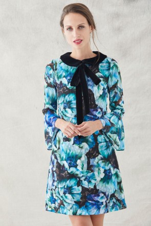 comprar vestido corto evase estampado flores verdes azules moradas con volantes en las mangas largas y cuelo con lazada de terciopelo negro para invitadas de bodas eventos fiestas de apparentia