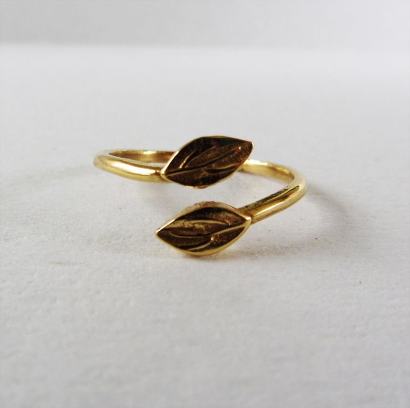 anillo hojas adaptable bañado oro nucca